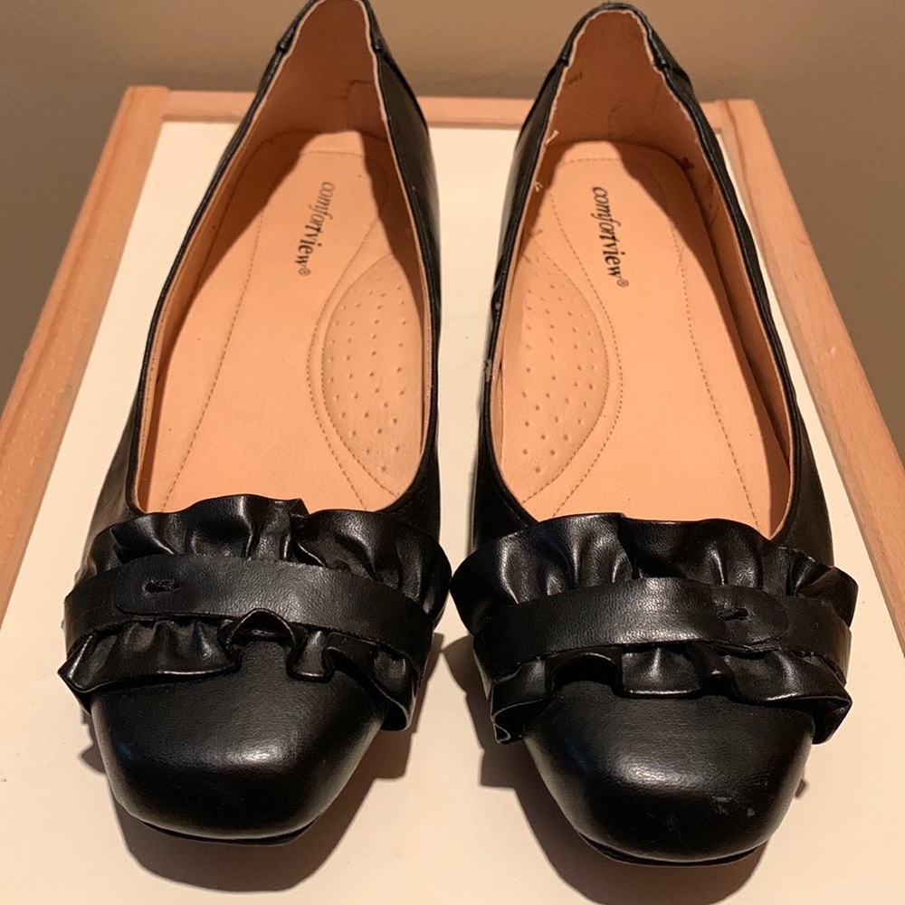 Comfort view  size 8 wide black flats